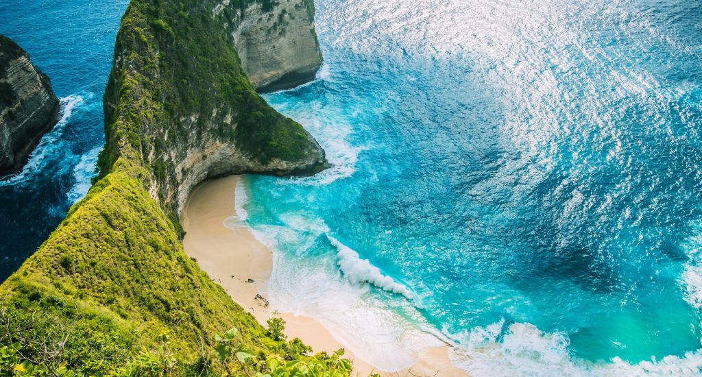 manta-bay-or-kelingking-beach-on-nusa-penida-island-bali-indonesia.jpg